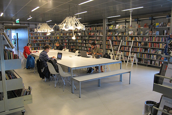 Stadtteilbibliothek Rentemestervej, Kopenhagen - Jugendlesesaal